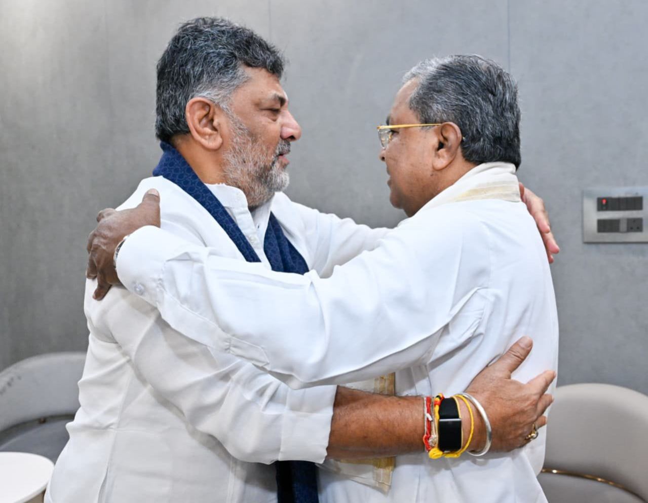 BIG BREAKING: ಸಿಎಂ ಸ್ಥಾನಕ್ಕೆ ಸಿದ್ದರಾಮಯ್ಯ ಅಧಿಕೃತ ರಾಜೀನಾಮೆ.! ರಾಜಭವನಕ್ಕೆ ತೆರಳಿ ಪತ್ರ ಹಸ್ತಾಂತರ.!