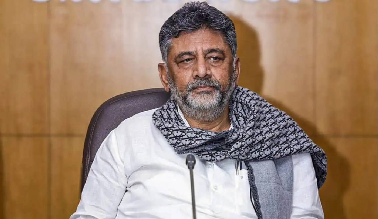 ಕಾಂಗ್ರೆಸ್ ಹೈಕಮಾಂಡ್ ಗ್ರೀನ್ ಸಿಗ್ನಲ್: ದೆಹಲಿ ಪ್ರವಾಸ ಮುಗಿಸಿ ಮರಳಿದ ಡಿಕೆಶಿ, ಶಾಸಕರೊಂದಿಗೆ ಮಧ್ಯರಾತ್ರಿಯವರೆಗೂ ಮಹತ್ವದ ಸಭೆ.