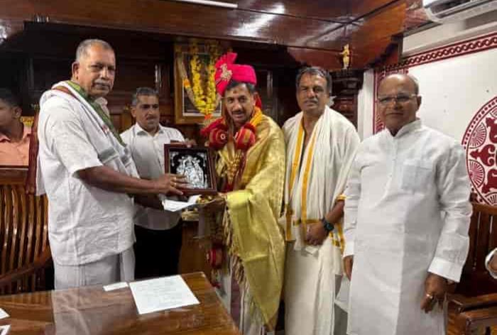 ಕೊಲ್ಲೂರು ಶ್ರೀಮೂಕಾಂಬಿಕಾ ದೇವಿ ಸನ್ನಿಧಿಗೆ ಪೌರಾಡಳಿತ ಸಚಿವ ಎಚ್.ಸಿ. ಬಾಲಕೃಷ್ಣ ಭೇಟಿ