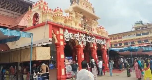 ಉಡುಪಿಯಲ್ಲಿ ದಸರಾ ರಜೆಯ ಕಳೆ: ಕೃಷ್ಣ ಮಠದಲ್ಲಿ ಭಕ್ತರ ಮಹಾಪೂರ
